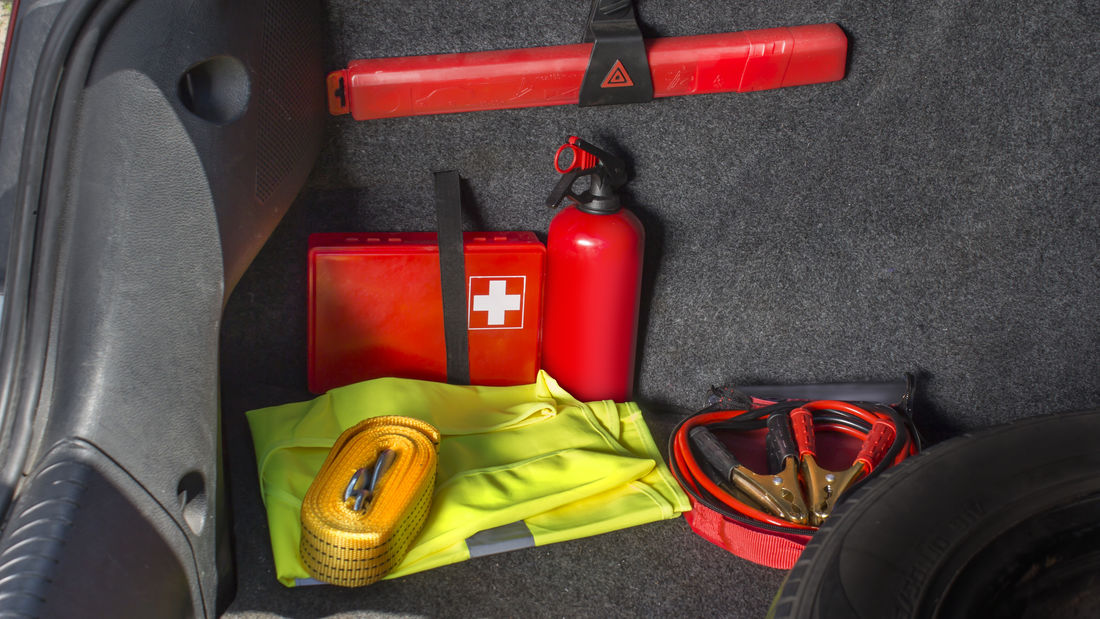 Im Kofferraum montierter Feuerlöscher mit weitere Sicherheitsausrüstung.