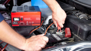 Autobatterie abklemmen: Richtige Reihenfolge (Tipp 2024)