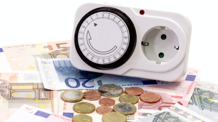 Zeitschaltuhr mit Euroscheinen und Euromünzen